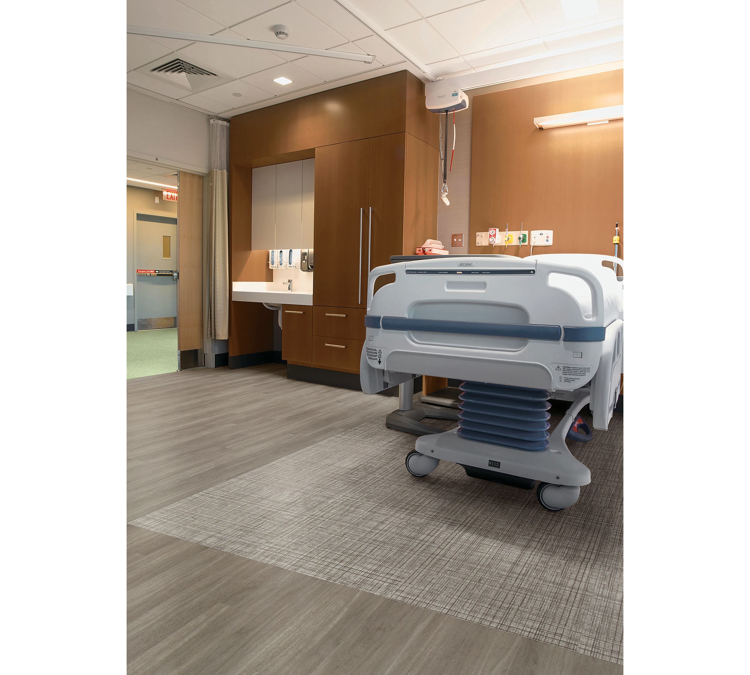 Interface Criterion Classic Woodgrains and Criterion Classic Wovens LVT in patient room with hospital bed  afbeeldingnummer 3